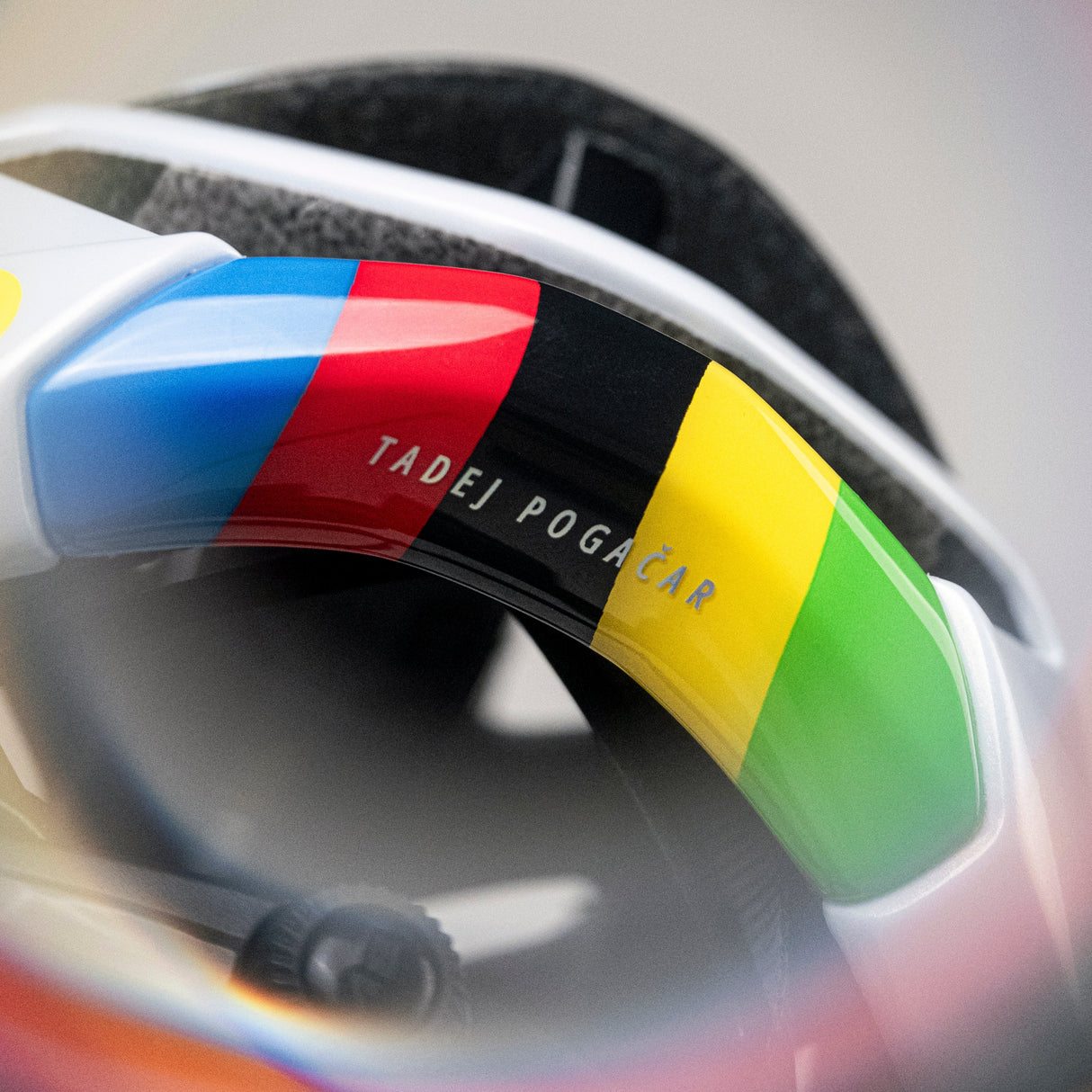 Casco Met Trenta 3K Carbon Mips Tadej Pogacar - Rainbow Limited Edition