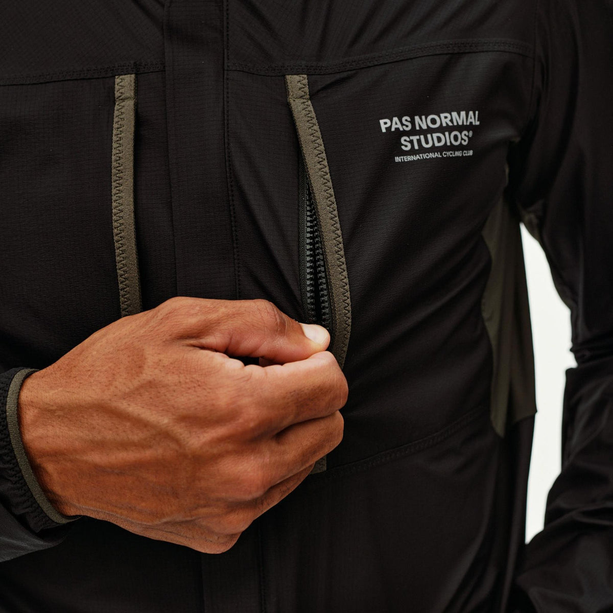 Pas Normal Studios Escapism Hooded Lightweight Jacke - Schwarz
