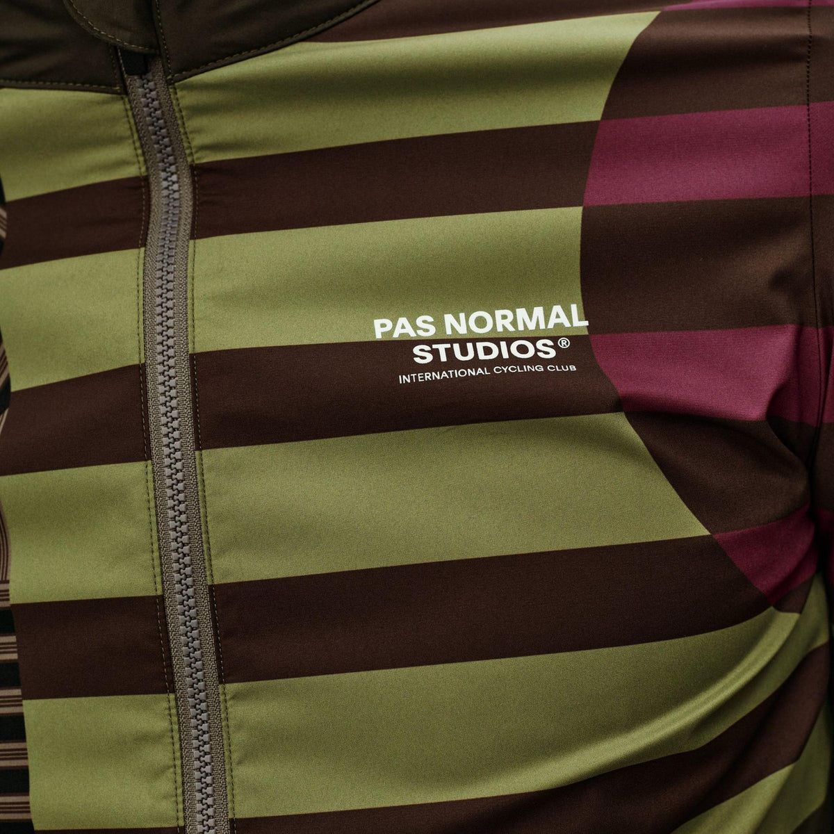 Pas Normal Studios Mechanism Stow Away AOP International Jacke - Grün