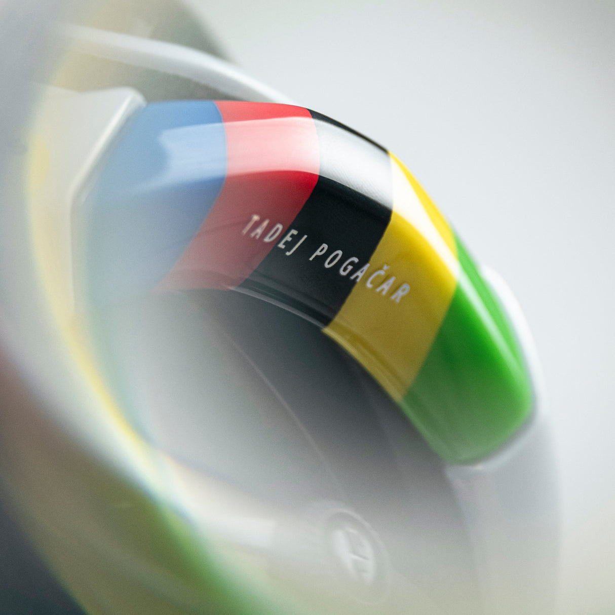 Casco Met Trenta 3K Carbon Mips Tadej Pogacar - Rainbow Limited Edition